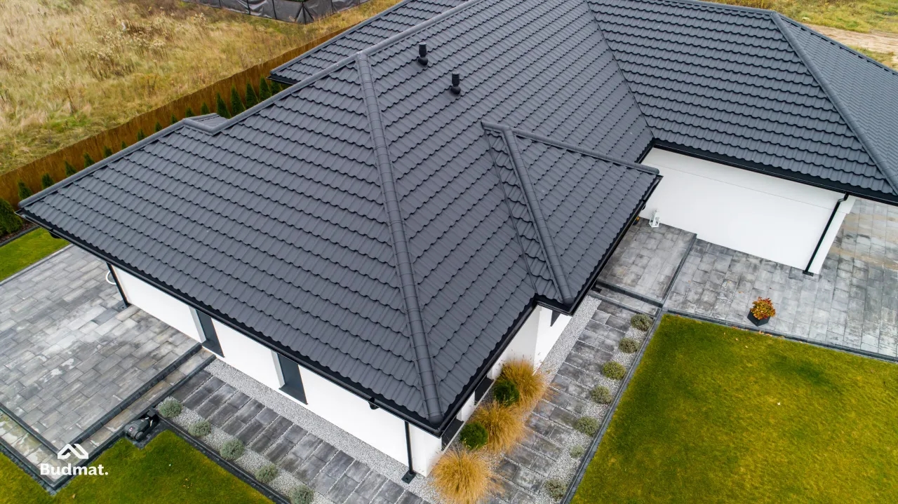 Jaką dachówkę wybrać? Porównanie ceramicznych i betonowych opcji