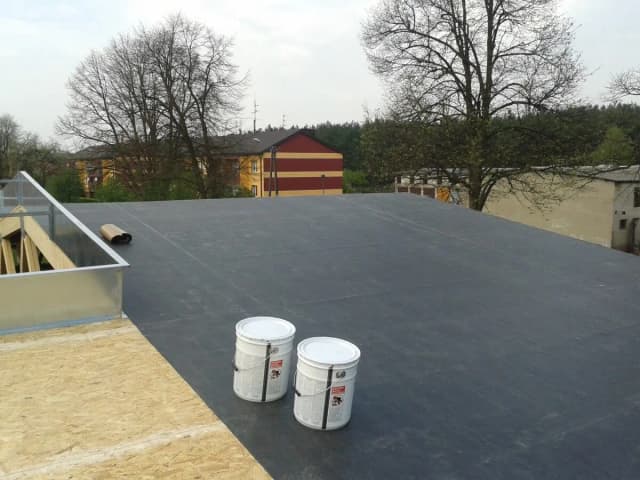 Czym pokryć dach o małym spadku, by uniknąć problemów z przeciekami?