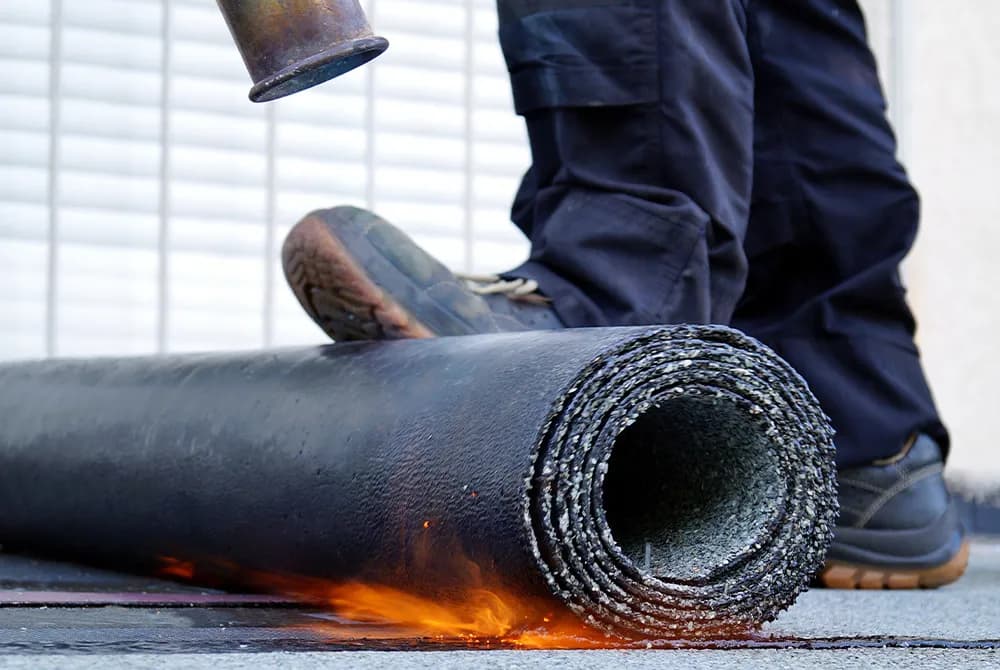 Jak położyć papę termozgrzewalną na dachu - uniknij najczęstszych błędów