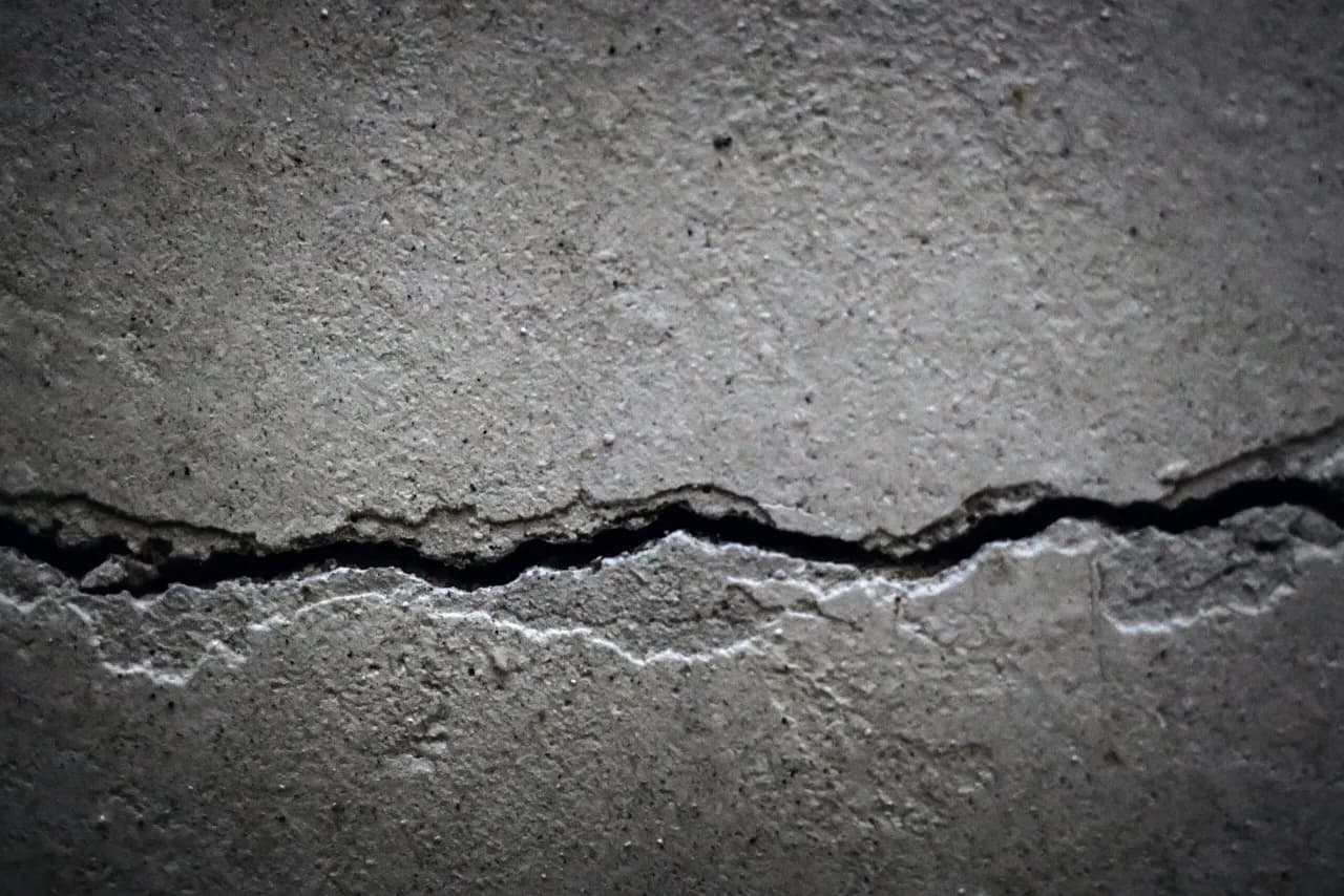 Jak wzmocnić strop betonowy i uniknąć kosztownych napraw