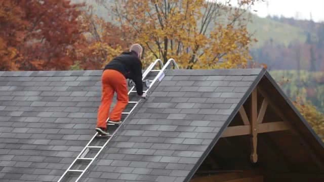Jak chodzić po dachu z dachówki bezpiecznie i skutecznie, unikając wypadków