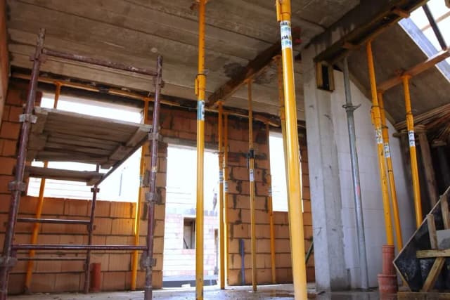 Kiedy rozszalować strop? Kluczowe czynniki wpływające na czas usunięcia szalunków