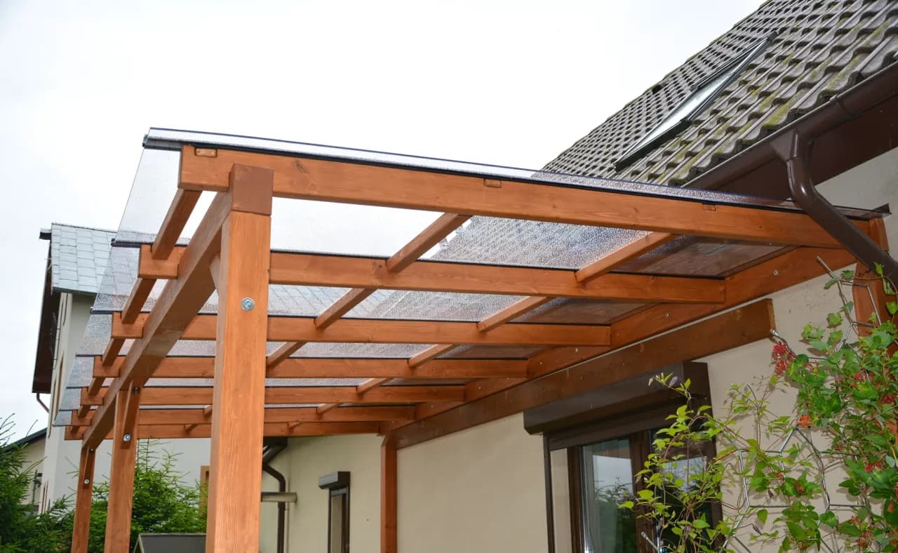 Najlepsze materiały na dach pergoli – uniknij błędów przy wyborze