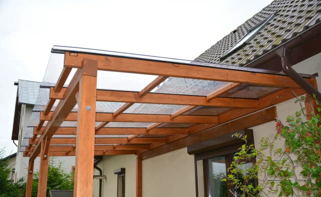 Najlepsze materiały na dach pergoli – uniknij błędów przy wyborze