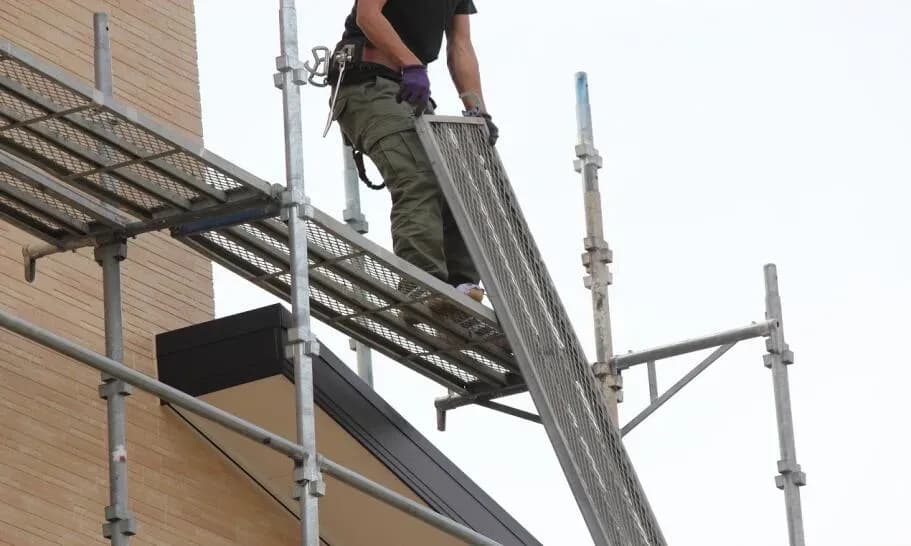 Jak zrobić rusztowanie na dachu bezpiecznie i skutecznie?