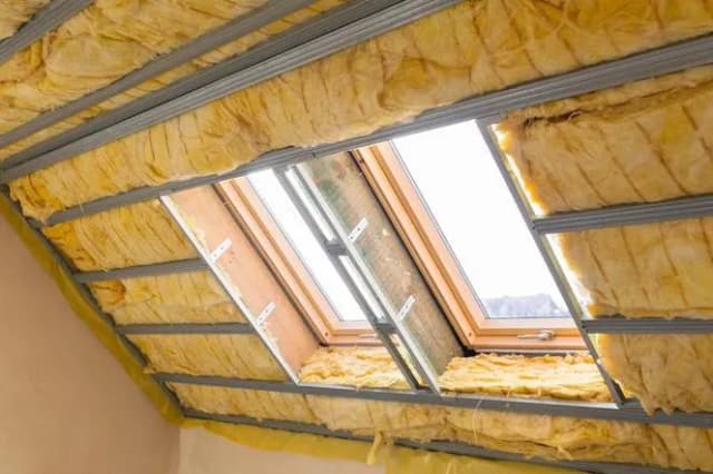 Ile kosztuje wełna do ocieplenia poddasza? Sprawdź, by nie przepłacić