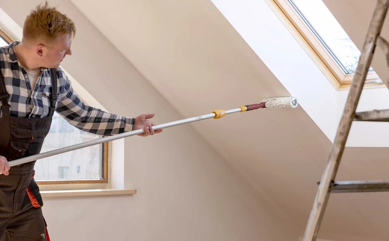 Jak malować skosy na poddaszu: unikaj najczęstszych błędów malarskich
