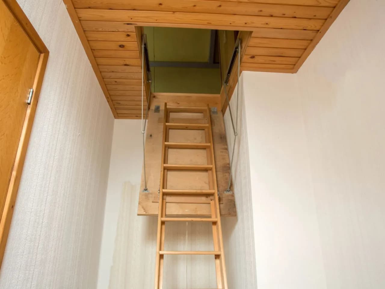 Jak zabudować właz na strych i ukryć go w stylowy sposób