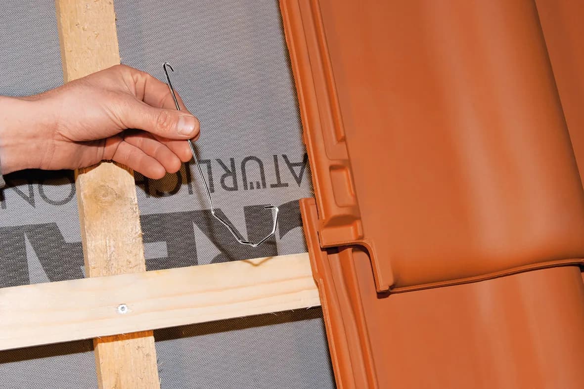 Jak wymienić dachówkę - proste kroki, które zaoszczędzą Ci kłopotów