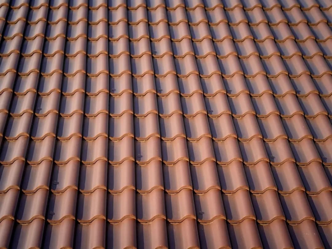 Ile dachówek na palecie? Sprawdź, jak obliczyć ich ilość na dach