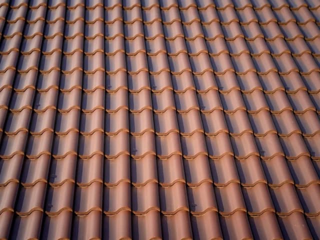 Ile dachówek na palecie? Sprawdź, jak obliczyć ich ilość na dach