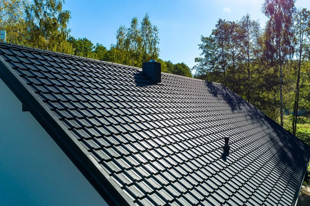 Dachówka czy blachodachówka: Co wybrać, aby uniknąć kosztów?